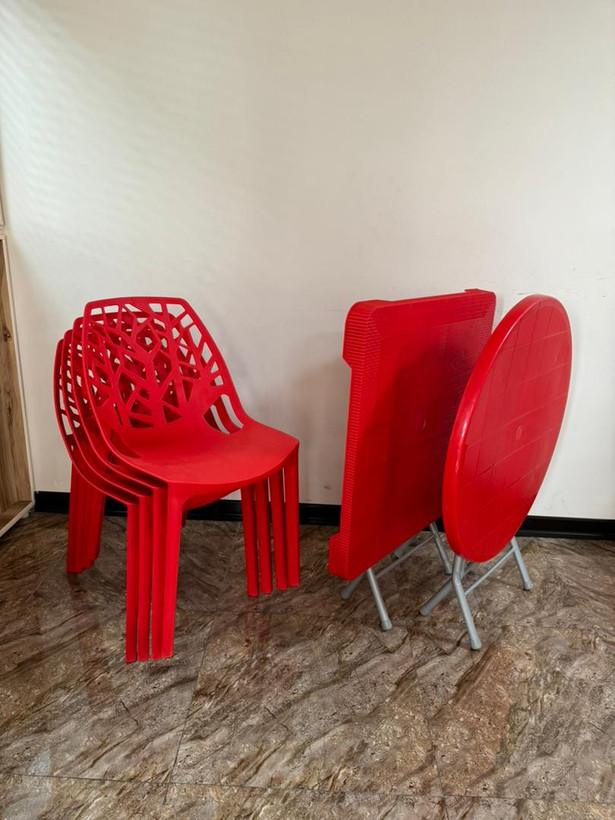 میز و صندلی غذاخوری تمام پلاستیکی و پلیمری شاخ و برگی ۴نفره